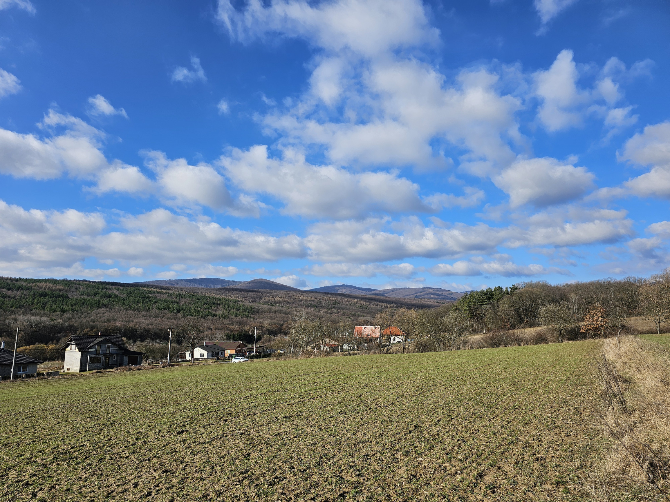 Slnečný stavebný pozemok IBV Zlatníky 958m2 - na predaj