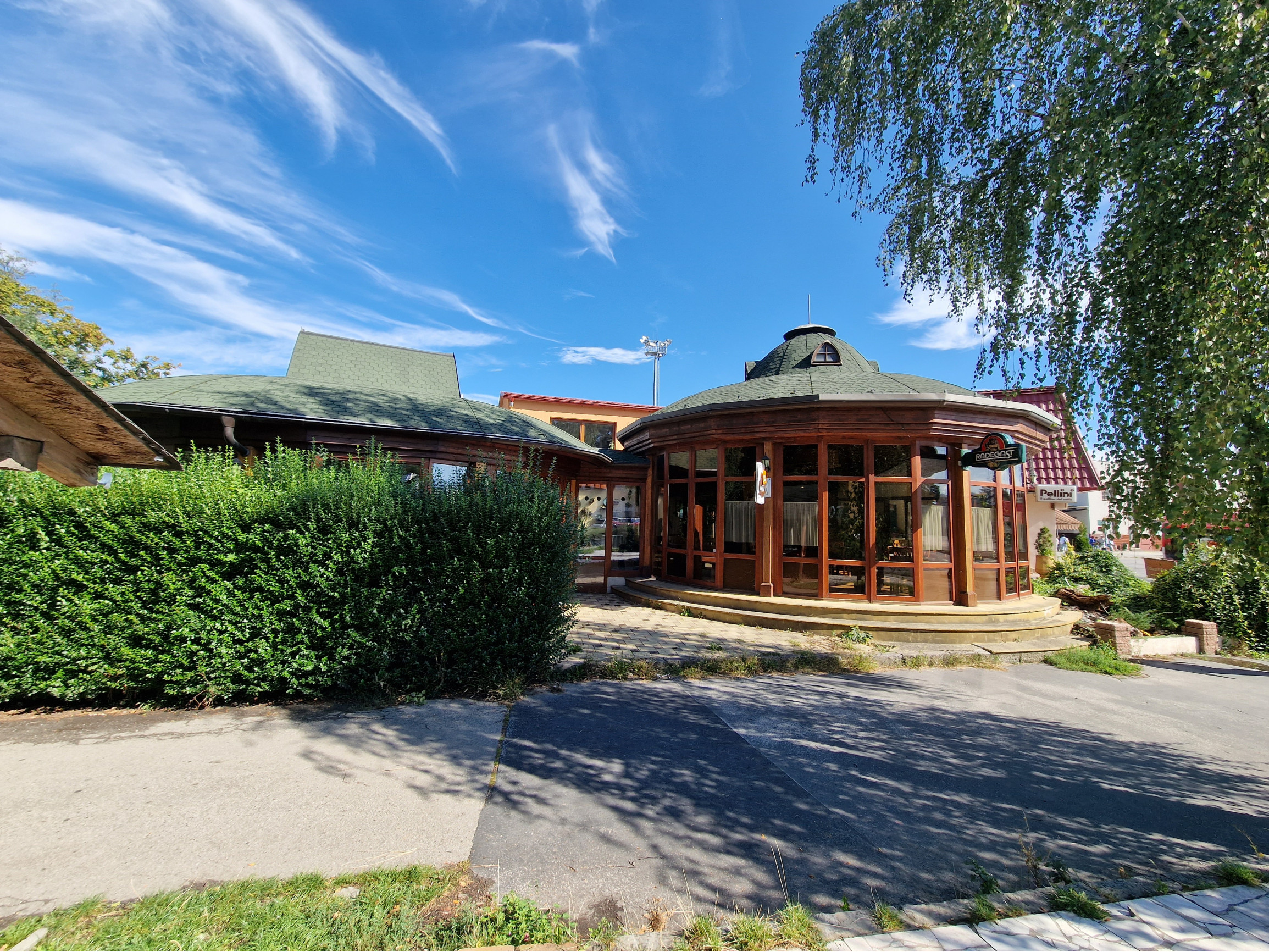 Predaj reštauračného zariadenia a priľahlých prevádzok