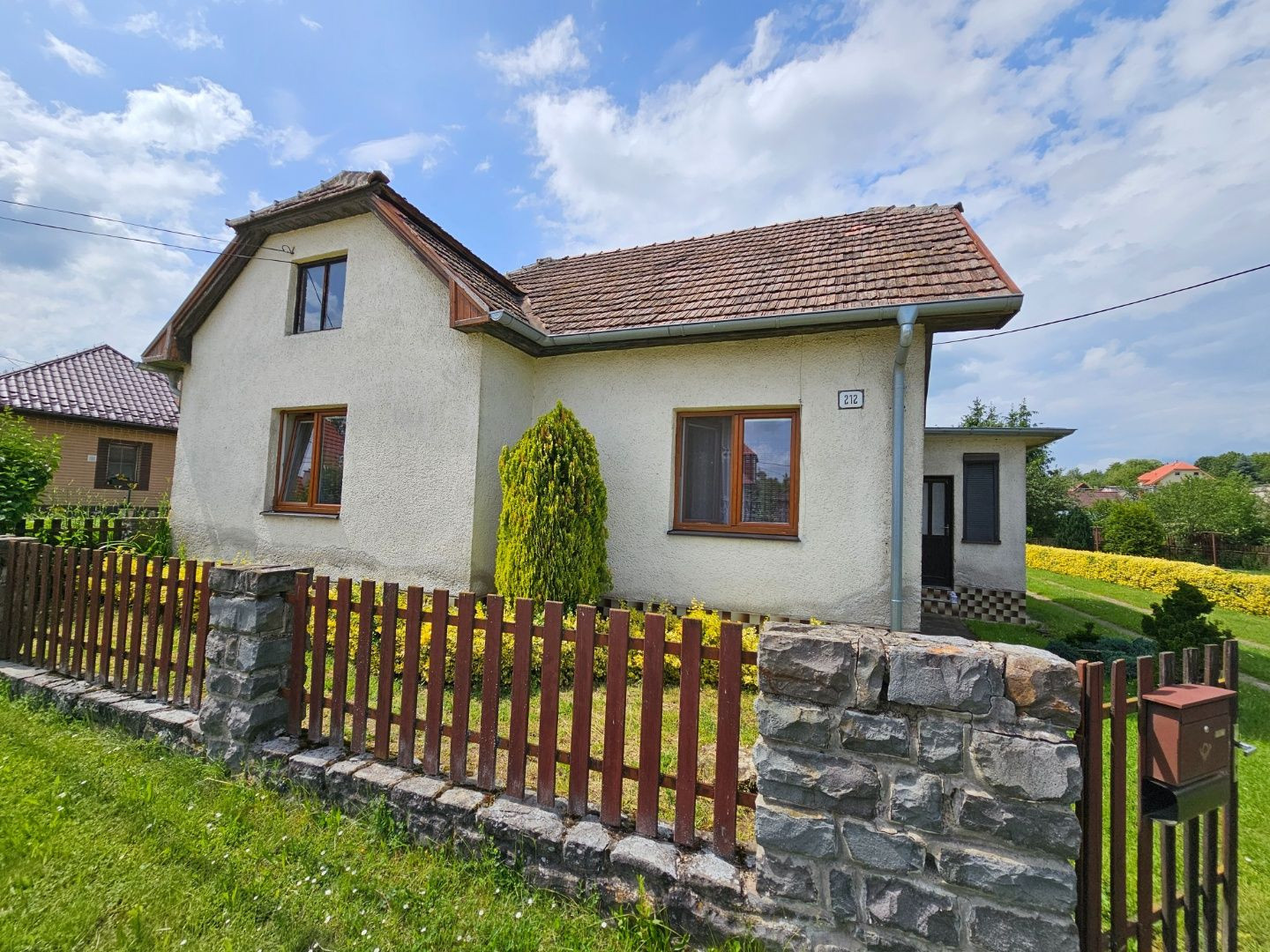 REZERVOVANÉ - Veľký RD s 2 byt. jednotkami na rovnom pozenku