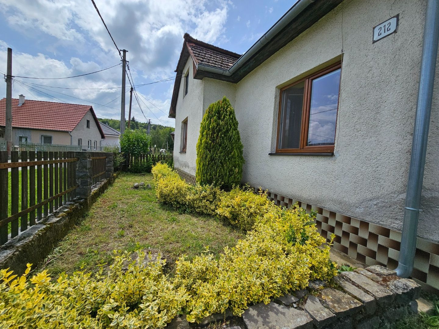 REZERVOVANÉ - Veľký RD s 2 byt. jednotkami na rovnom pozenku