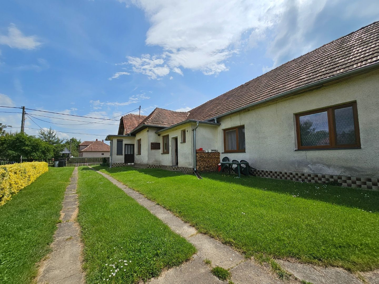 REZERVOVANÉ - Veľký RD s 2 byt. jednotkami na rovnom pozenku