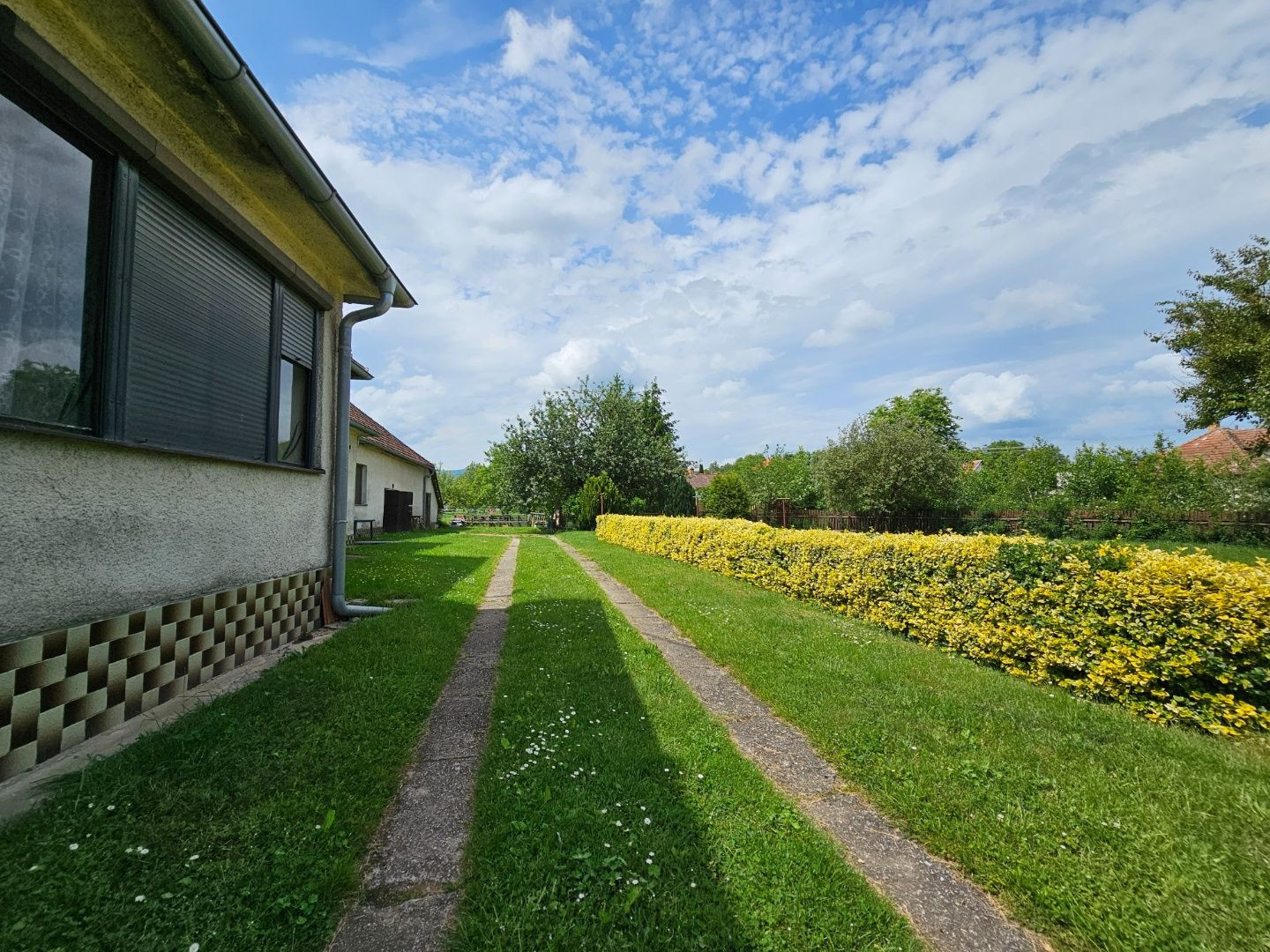 REZERVOVANÉ - Veľký RD s 2 byt. jednotkami na rovnom pozenku