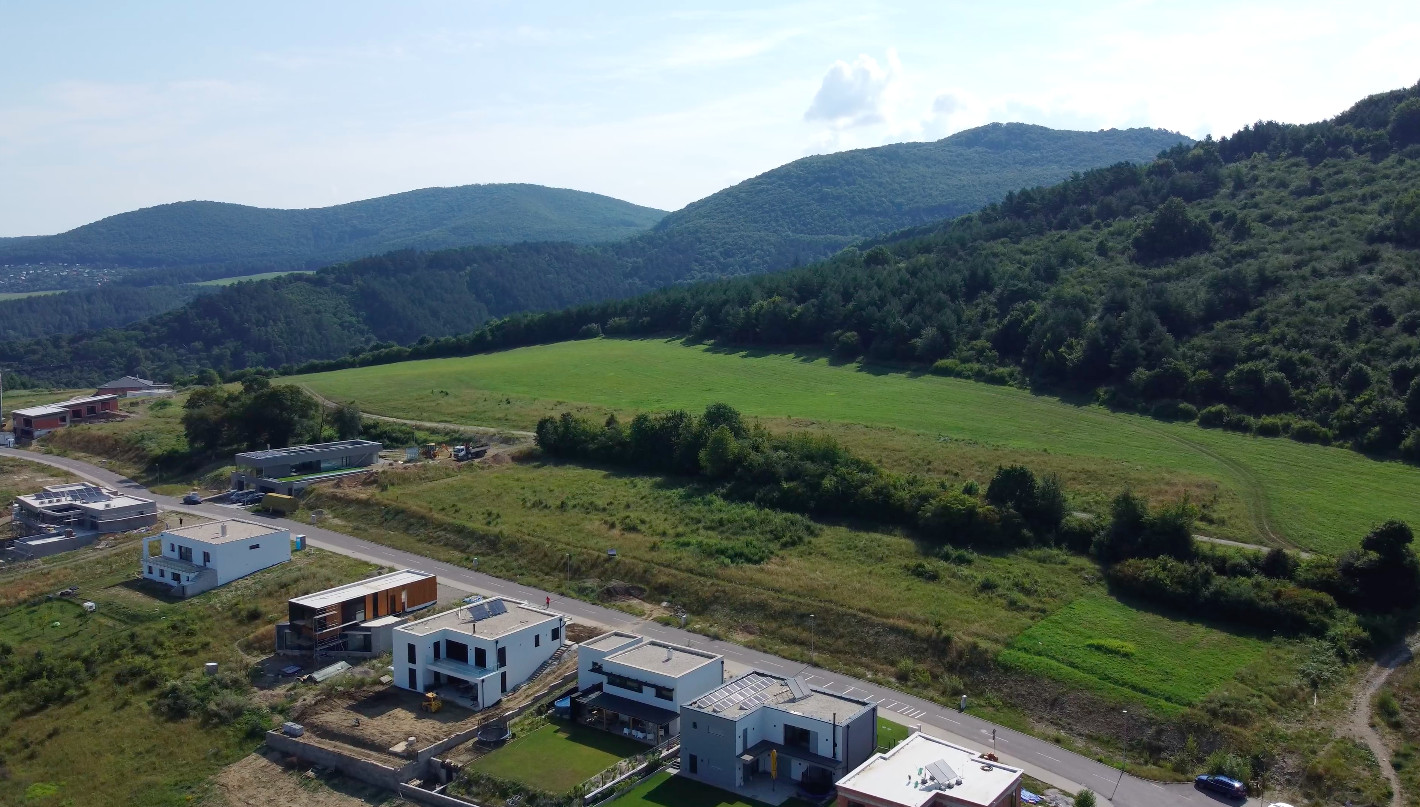 Stavebný pozemok Nová Dubnica s najkrajším výhľadom-VIDEO