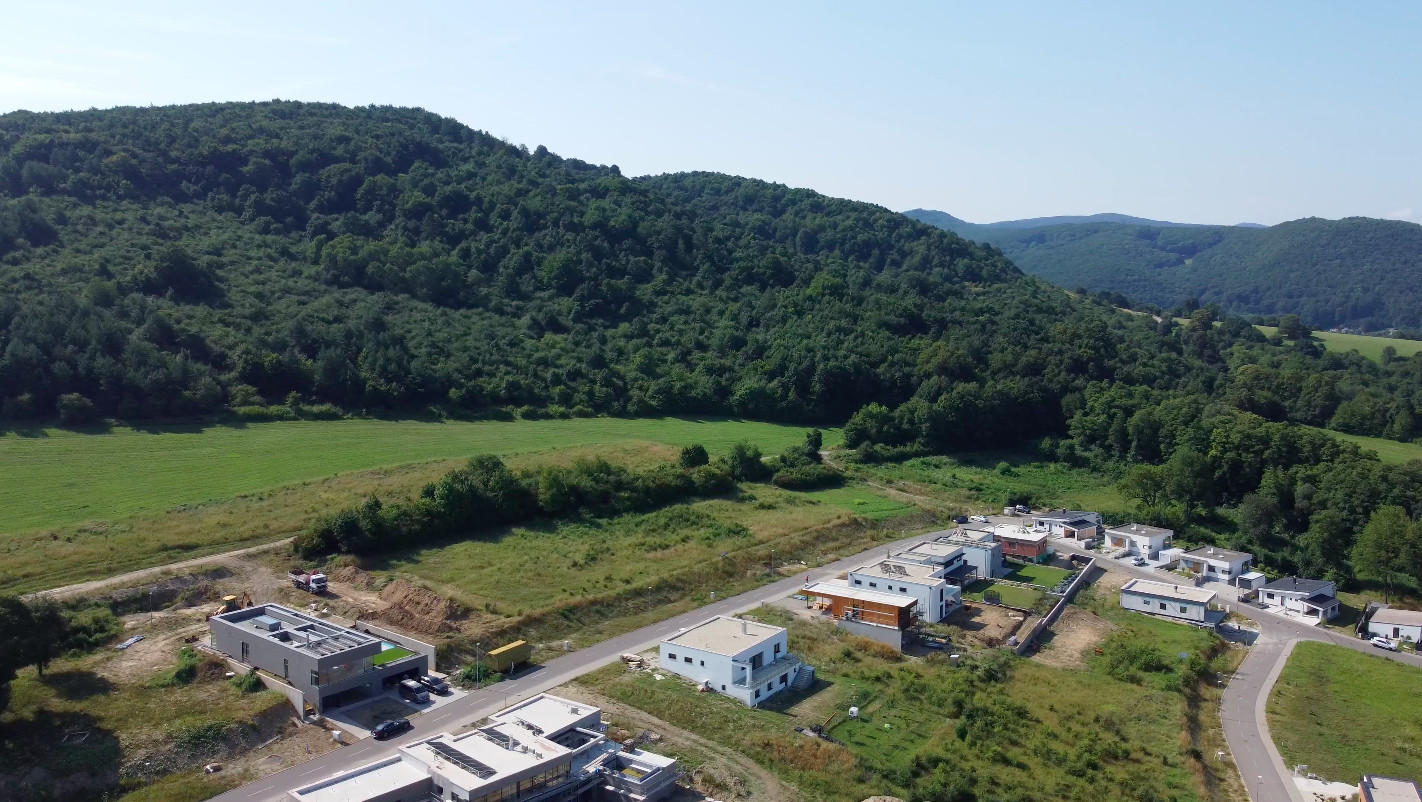 Stavebný pozemok Nová Dubnica s najkrajším výhľadom-VIDEO