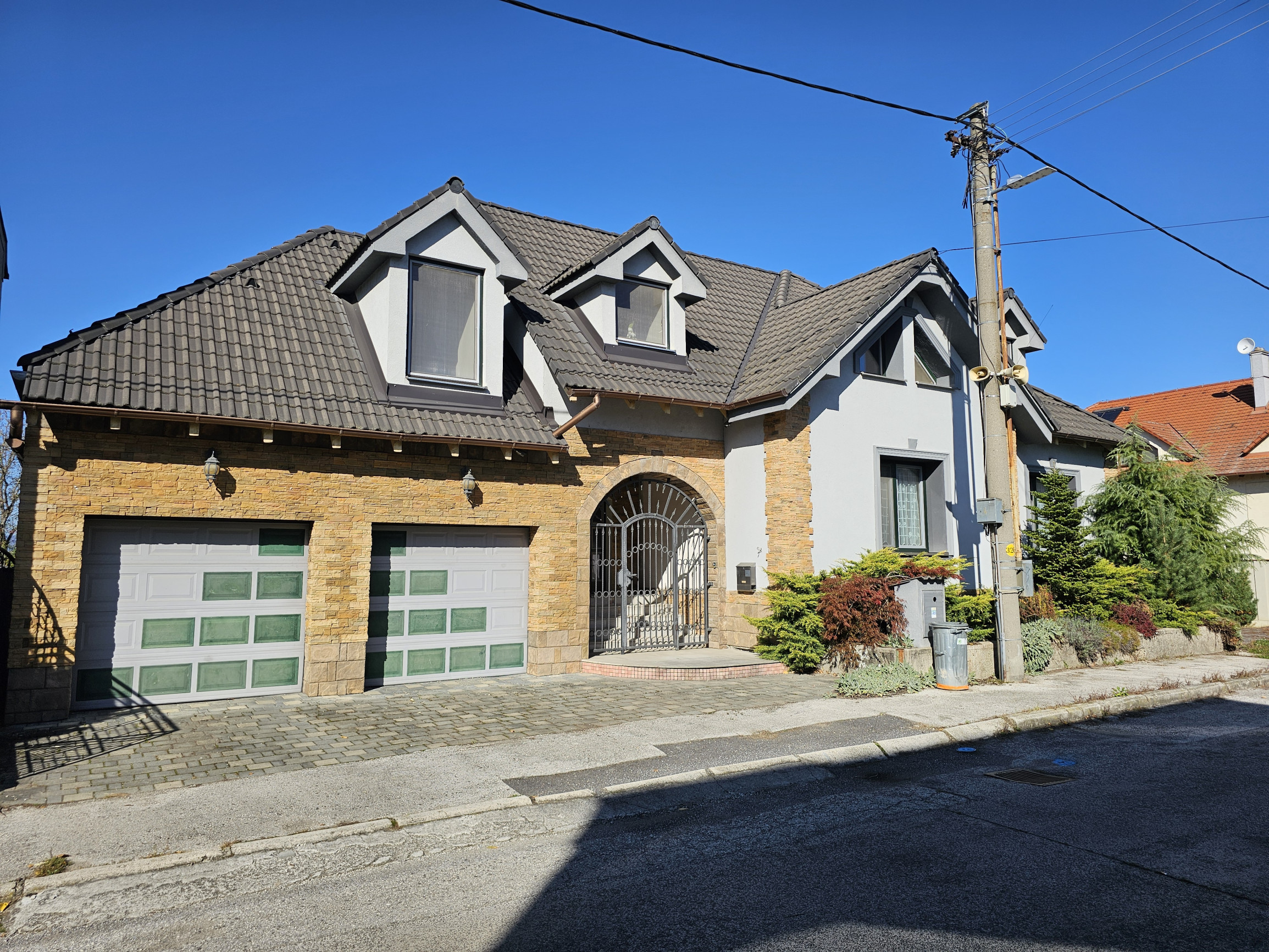 REZERVOVANÉ- RD s krásnou záhradou a dvojgarážou – Chynorany