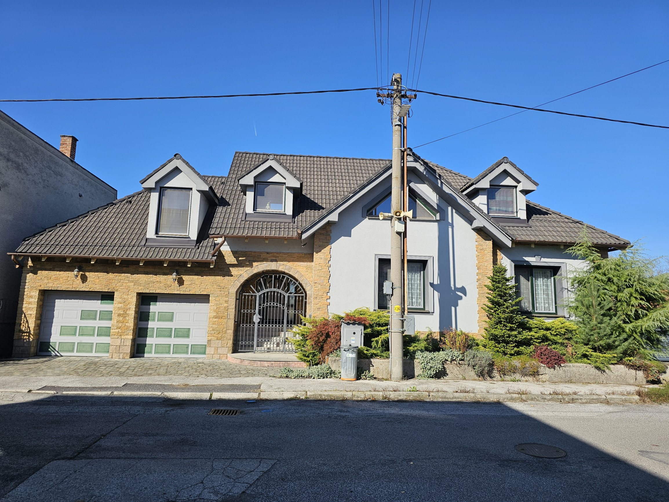 REZERVOVANÉ- RD s krásnou záhradou a dvojgarážou – Chynorany