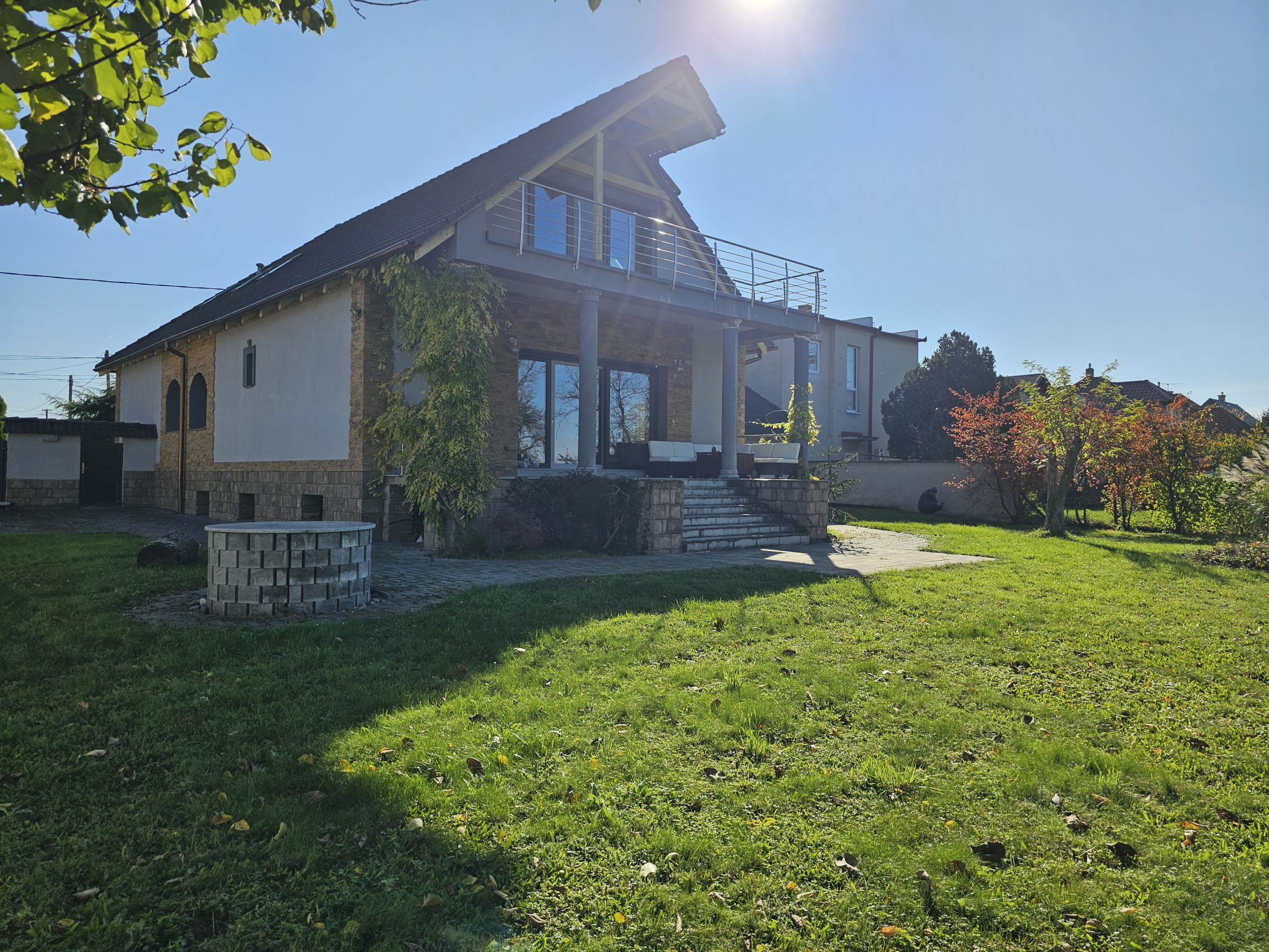 REZERVOVANÉ- RD s krásnou záhradou a dvojgarážou – Chynorany