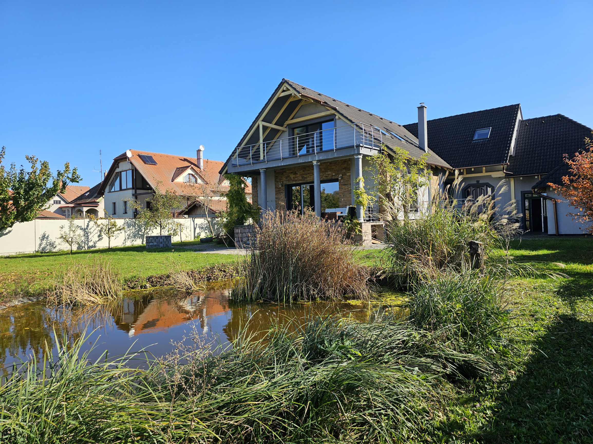 REZERVOVANÉ- RD s krásnou záhradou a dvojgarážou – Chynorany