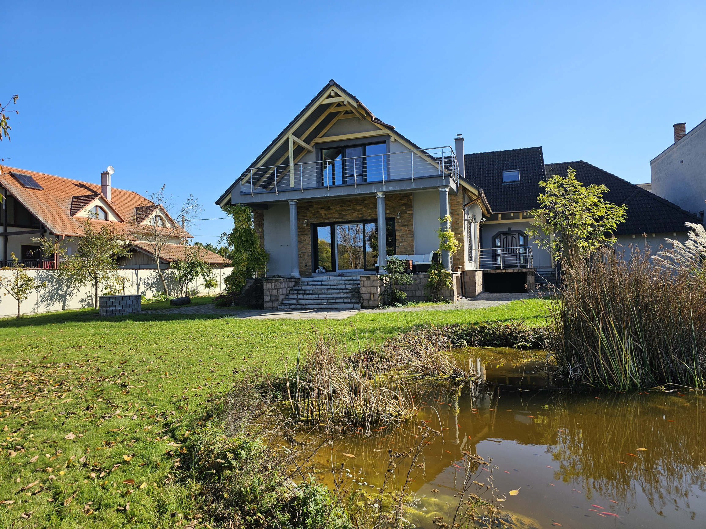 REZERVOVANÉ- RD s krásnou záhradou a dvojgarážou – Chynorany