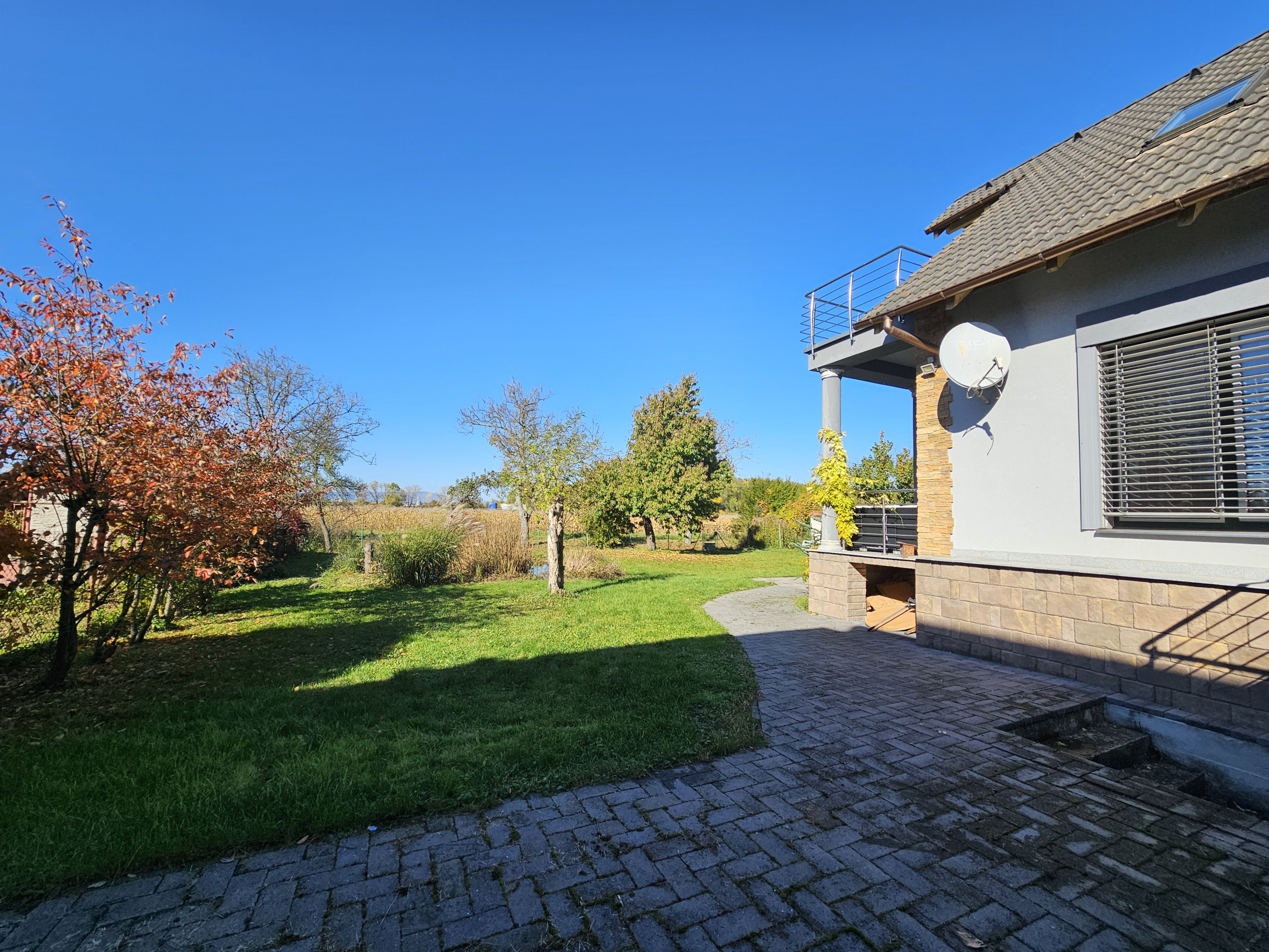 REZERVOVANÉ- RD s krásnou záhradou a dvojgarážou – Chynorany