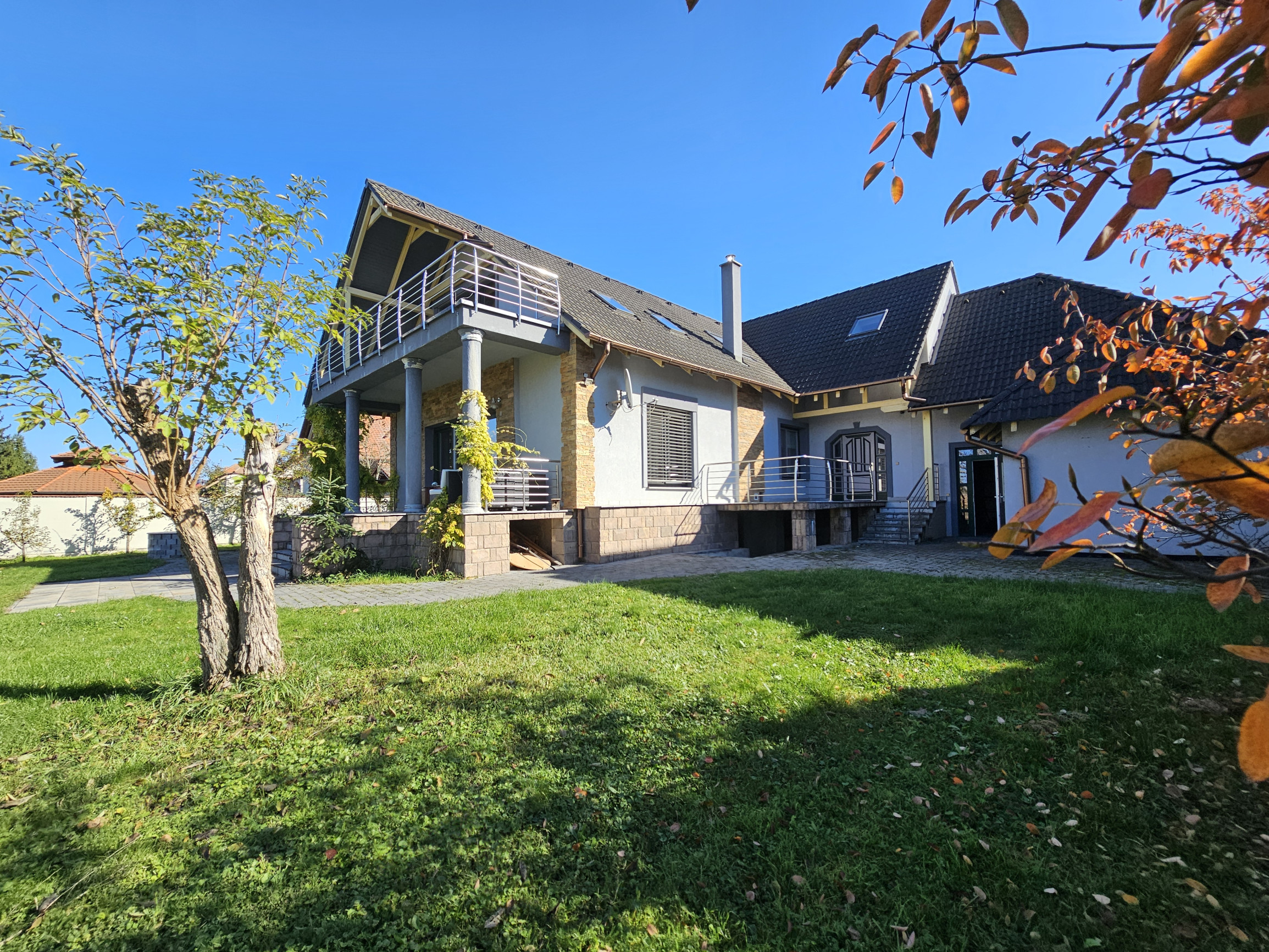 REZERVOVANÉ- RD s krásnou záhradou a dvojgarážou – Chynorany