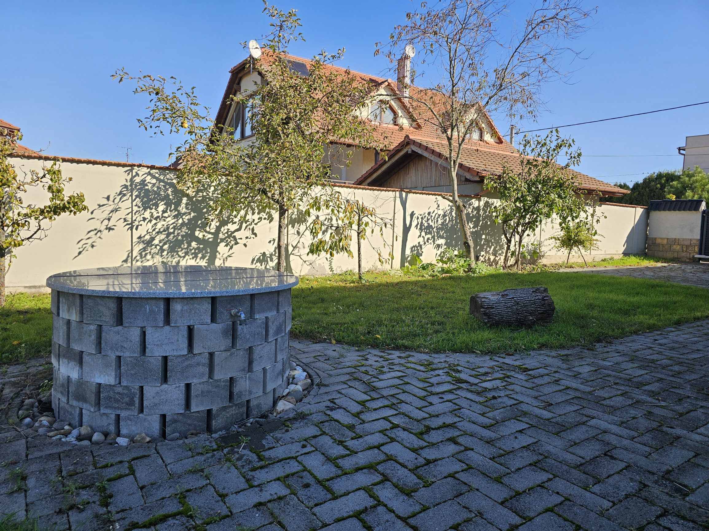 REZERVOVANÉ- RD s krásnou záhradou a dvojgarážou – Chynorany