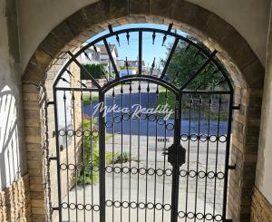 REZERVOVANÉ- RD s krásnou záhradou a dvojgarážou – Chynorany