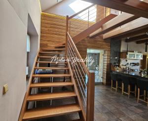 REZERVOVANÉ- RD s krásnou záhradou a dvojgarážou – Chynorany