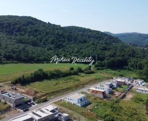 Stavebný pozemok Nová Dubnica s najkrajším výhľadom-VIDEO