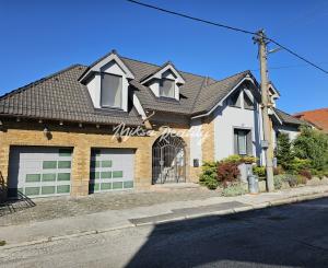 REZERVOVANÉ- RD s krásnou záhradou a dvojgarážou – Chynorany