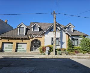 REZERVOVANÉ- RD s krásnou záhradou a dvojgarážou – Chynorany