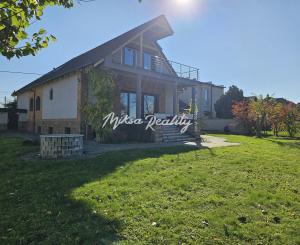 REZERVOVANÉ- RD s krásnou záhradou a dvojgarážou – Chynorany