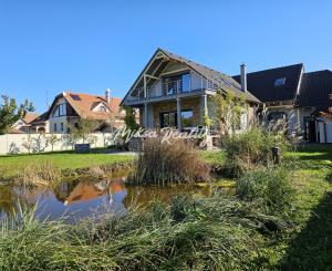 REZERVOVANÉ- RD s krásnou záhradou a dvojgarážou – Chynorany