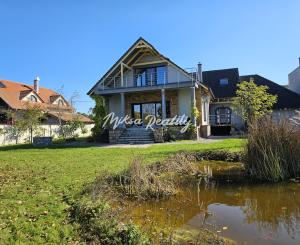 REZERVOVANÉ- RD s krásnou záhradou a dvojgarážou – Chynorany