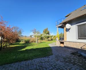 REZERVOVANÉ- RD s krásnou záhradou a dvojgarážou – Chynorany