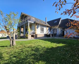 REZERVOVANÉ- RD s krásnou záhradou a dvojgarážou – Chynorany