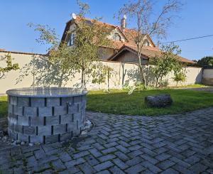 REZERVOVANÉ- RD s krásnou záhradou a dvojgarážou – Chynorany