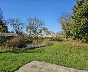 REZERVOVANÉ- RD s krásnou záhradou a dvojgarážou – Chynorany