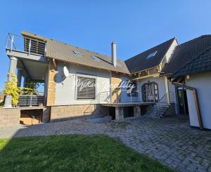 REZERVOVANÉ- RD s krásnou záhradou a dvojgarážou – Chynorany