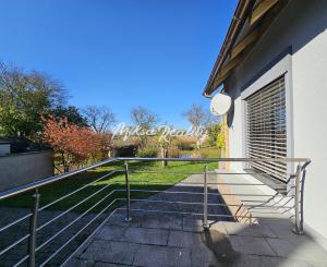 REZERVOVANÉ- RD s krásnou záhradou a dvojgarážou – Chynorany