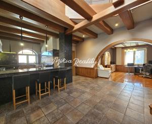 REZERVOVANÉ- RD s krásnou záhradou a dvojgarážou – Chynorany