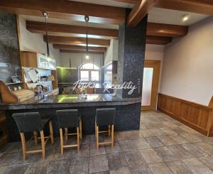 REZERVOVANÉ- RD s krásnou záhradou a dvojgarážou – Chynorany