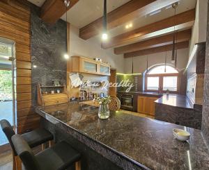 REZERVOVANÉ- RD s krásnou záhradou a dvojgarážou – Chynorany