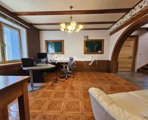 REZERVOVANÉ- RD s krásnou záhradou a dvojgarážou – Chynorany