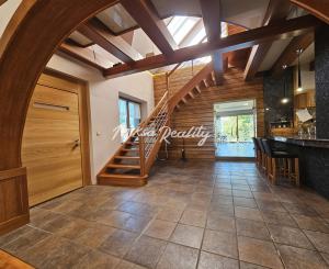 REZERVOVANÉ- RD s krásnou záhradou a dvojgarážou – Chynorany