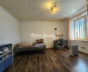 REZERVOVANÉ- RD s krásnou záhradou a dvojgarážou – Chynorany