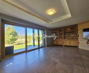 REZERVOVANÉ- RD s krásnou záhradou a dvojgarážou – Chynorany