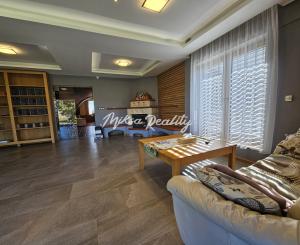 REZERVOVANÉ- RD s krásnou záhradou a dvojgarážou – Chynorany