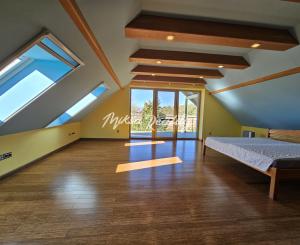 REZERVOVANÉ- RD s krásnou záhradou a dvojgarážou – Chynorany