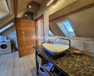 REZERVOVANÉ- RD s krásnou záhradou a dvojgarážou – Chynorany