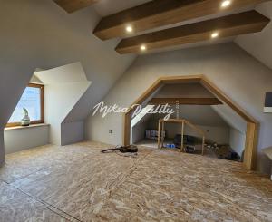 REZERVOVANÉ- RD s krásnou záhradou a dvojgarážou – Chynorany