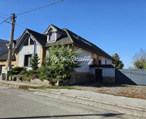 REZERVOVANÉ- RD s krásnou záhradou a dvojgarážou – Chynorany