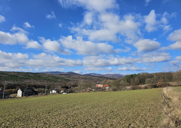 Slnečný stavebný pozemok IBV Zlatníky 958m2 - na predaj