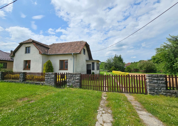 REZERVOVANÉ - Veľký RD s 2 byt. jednotkami na rovnom pozenku