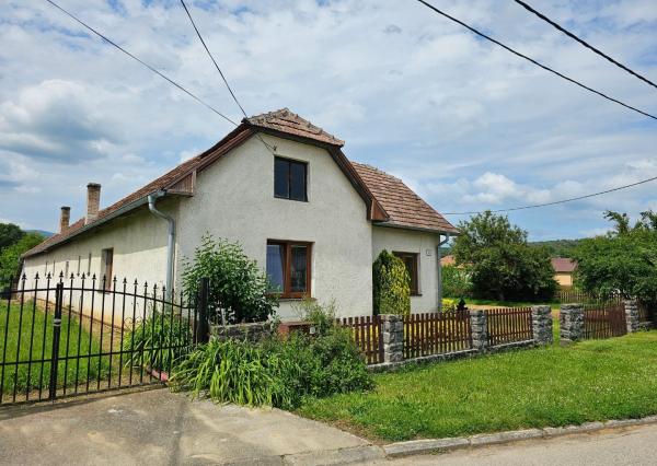 REZERVOVANÉ - Veľký RD s 2 byt. jednotkami na rovnom pozenku