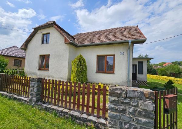 REZERVOVANÉ - Veľký RD s 2 byt. jednotkami na rovnom pozenku