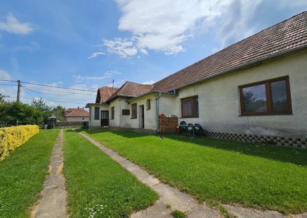 REZERVOVANÉ - Veľký RD s 2 byt. jednotkami na rovnom pozenku