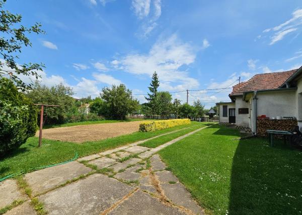 REZERVOVANÉ - Veľký RD s 2 byt. jednotkami na rovnom pozenku