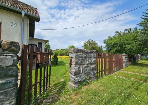 REZERVOVANÉ - Veľký RD s 2 byt. jednotkami na rovnom pozenku