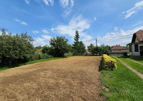 REZERVOVANÉ - Veľký RD s 2 byt. jednotkami na rovnom pozenku